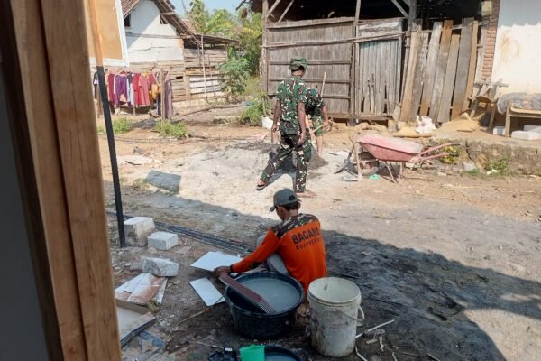 RTLH Ibu Tini Semakin Rampung, Satgas TMMD Kodim 0813/Bojonegoro Kerjakan Lantai Keramik