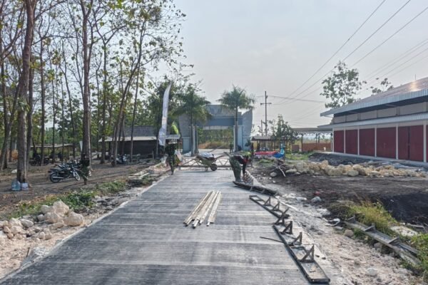 Awali Hari dengan Semangat Gotong Royong, Rutinitas Pagi Satgas TMMD 129 Angkat dan Pasang Bekisting Jalan Rabat Beton