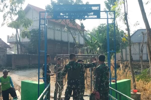 Satgas TMMD Kodim 0813/Bojonegoro Percantik Besi Pengaman Jembatan Melalui Pengecatan