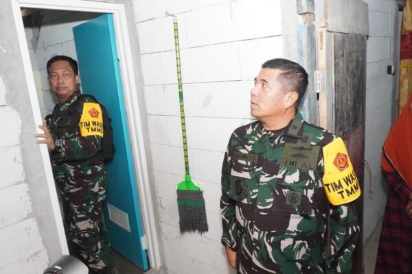 Tinjau Hasil Perbaikan Rumah Bu Kemi yang Hampir Rampung, Ketua Tim Wasev TMMD 129 Apresiasi Kerja Satgas