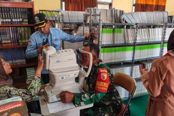 Cegah Gangguan Penglihatan Sejak Dini, Satgas TMMD 129 dan RSMM Jatim Gelar Bakti Sosial Kesehatan Mata Bagi 60 Siswa SMAN 1 Ngimbang