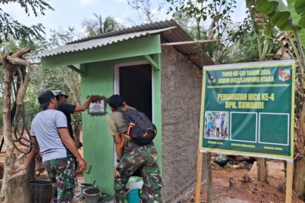 Pemasangan Prasasti MCK TMMD ke-129 Tanda Kerjasama TNI dan Warga