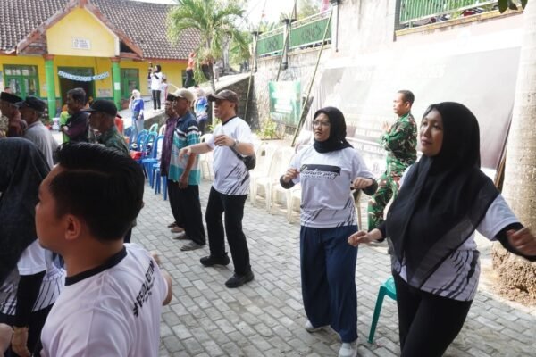 Sinergi Positif TMMD ke-129 Kodim 0812/Lamongan dan RSUD dr. Soetomo: Hadirkan Senam Bersama dan Layanan Kesehatan Lansia di Desa Tlemang