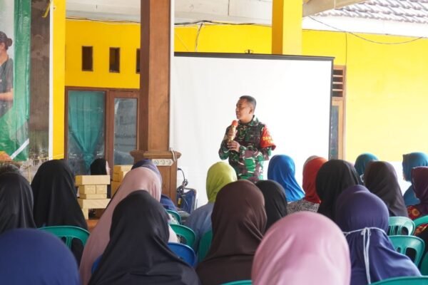 Wujudkan Lansia Sehat dan Sejahtera, Satgas TMMD 129 Bersama RSUD Dr. Soetomo Gelar Bakti Sosial Kesehatan di Balai Desa Tlemang