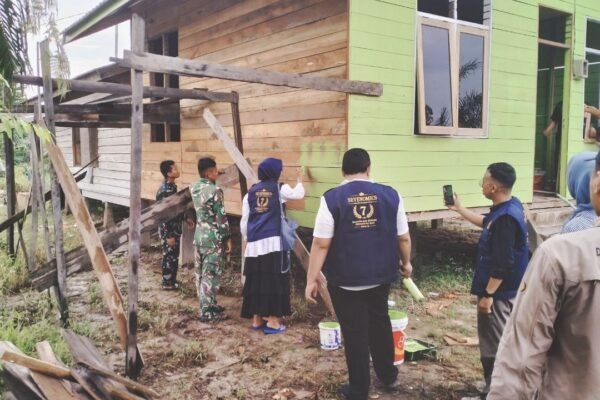 ​Perkuat Kemanunggalan dan Gotong Royong, Satgas TMMD ke-129 Kodim 0313/KPR Bersama Mahasiswa UNRI Pulas Rumah Bapak Dedi