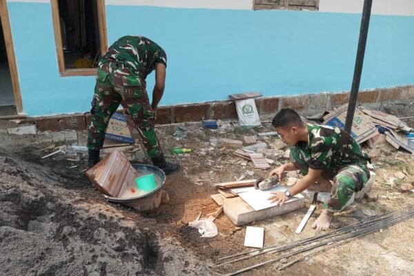 Gotong Royong Satgas TMMD Warnai Pengecatan RTLH Bapak Kardo di Desa Bekatul