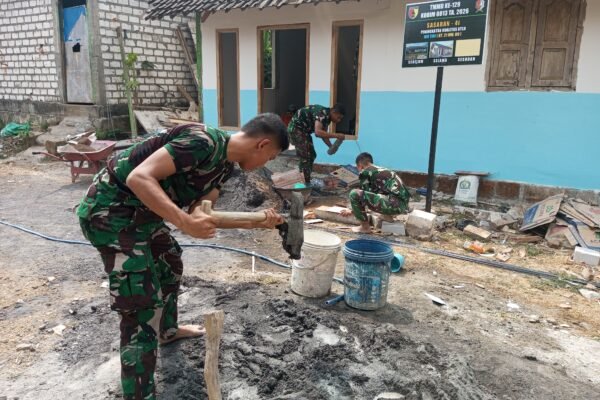 RTLH Bapak Kardo Kian Rampung, Satgas TMMD Kodim 0813/Bojonegoro Kerjakan Pengecatan