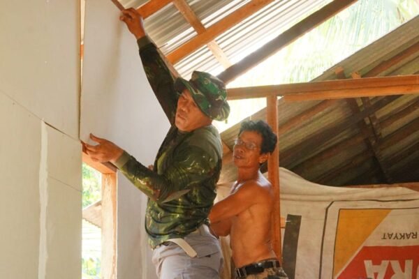 Satgas TMMD dan Warga Kompak Pasang Dinding Kalsibut, Wujudkan Hunian Layak bagi Masyarakat