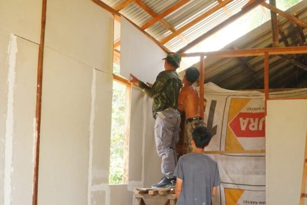 Pemasangan Dinding RTLH Jadi Bukti Kemanunggalan TNI dan Warga di Desa Bandar Raya