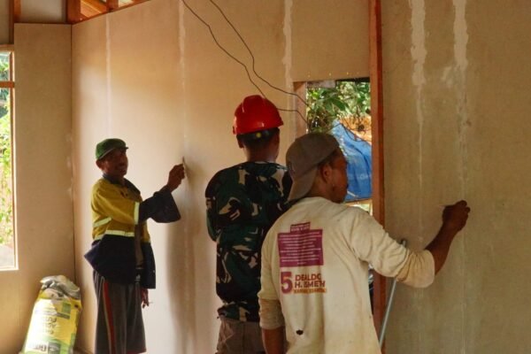 Satgas TMMD dan Warga Kompak, Pendempulan Dinding Kalsibut Perkuat Hunian Layak