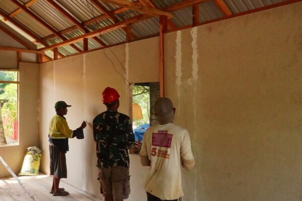 Gotong Royong Pendempulan Dinding RTLH, Satgas TMMD dan Warga Percepat Pembangunan