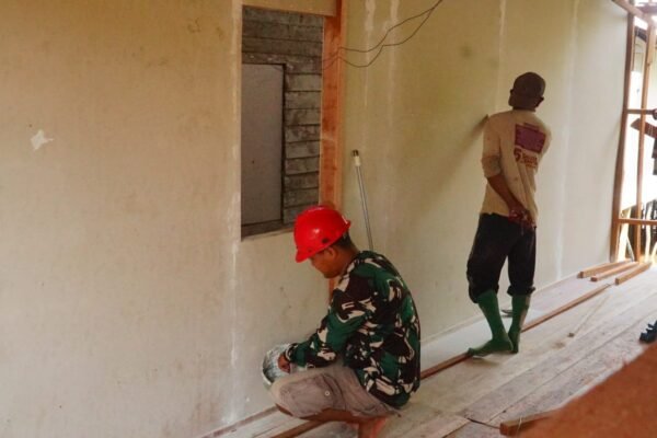 Satgas TMMD dan Warga Kompak Bangun Rumah, Wujudkan Hunian Layak di Desa Bandar Raya
