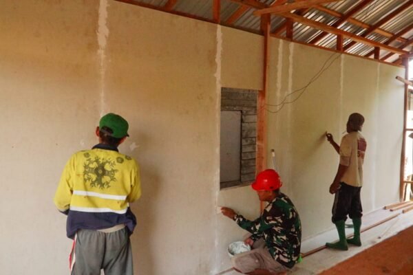 Gotong Royong Satukan Satgas TMMD dan Warga, Pembangunan Rumah Terus Dikebut