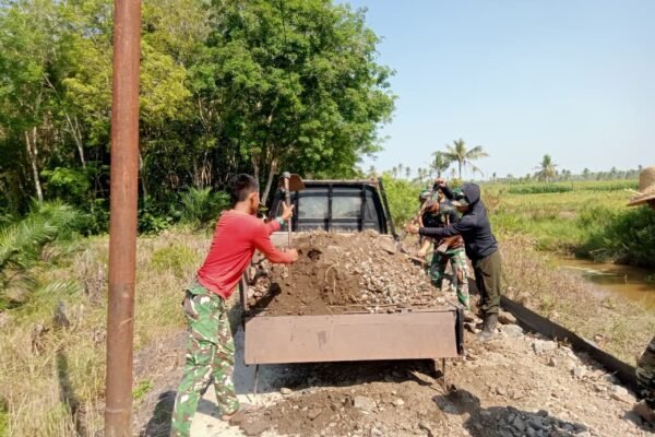 Satgas TMMD dan Warga Kompak Timbun Badan Jalan 1,2 Kilometer