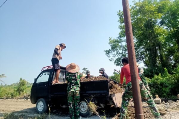 Gotong Royong Timbun Jalan, Satgas TMMD Bantu Buka Akses Lebih Lancar bagi Warga