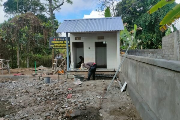 Gotong Royong Warnai Pembangunan MCK Fasum, Satgas TMMD dan Warga Sekardadi Kompak Bekerja