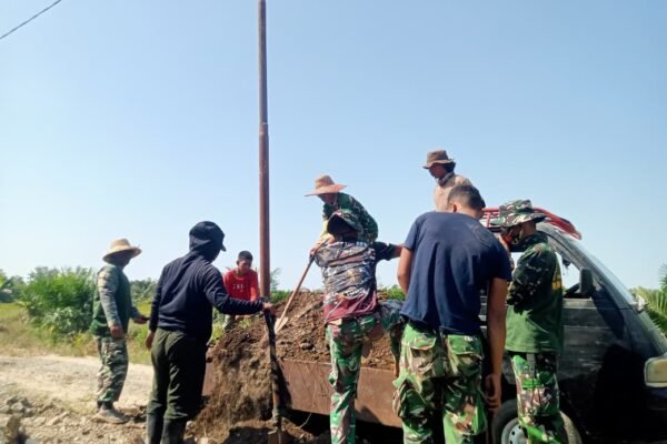 Kerja Bersama Satgas TMMD dan Warga, Jalan Desa Bandar Raya Makin Nyata