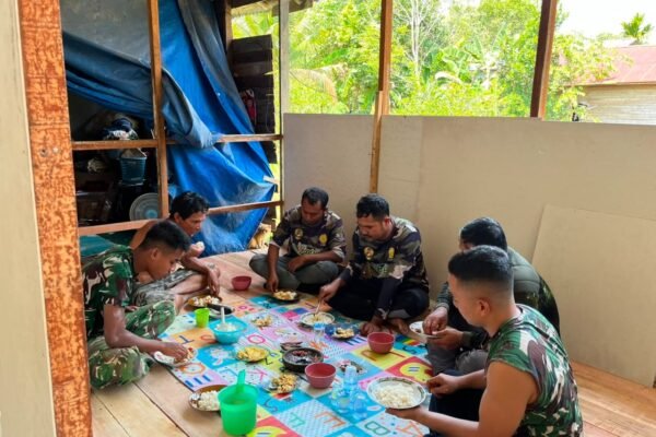 Makan Bersama Satgas TMMD dan Warga, Wujud Nyata Kemanunggalan TNI dengan Rakyat