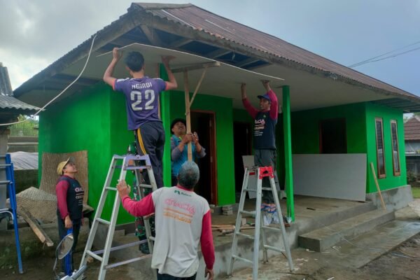 Rehab RTLH Wayan Pasta Terus Dikebut, Satgas TMMD Ke-129 Kodim 1626/Bangli Pasang Plafon Rumah