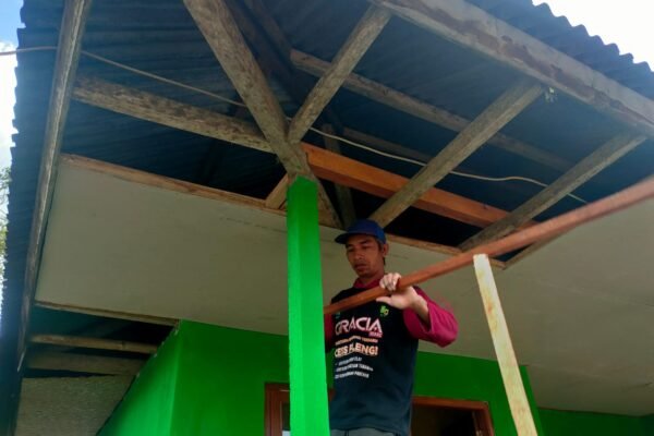 Gotong Royong Warnai Rehab Rumah Wayan Pasta, Satgas TMMD Ke-129 Pasang Plafon Bersama Warga
