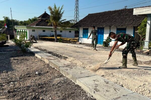 Gotong Royong Satgas TMMD dan Warga Percepat Pembangunan Drainase di Dusun Krebet