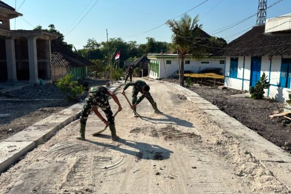 Sinergi Satgas TMMD dan Warga Warnai Pembangunan Drainase Depan Masjid Dusun Krebet