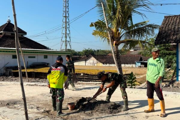 Kebersamaan Satgas TMMD dan Warga Wujudkan Drainase Berkualitas di Dusun Krebet
