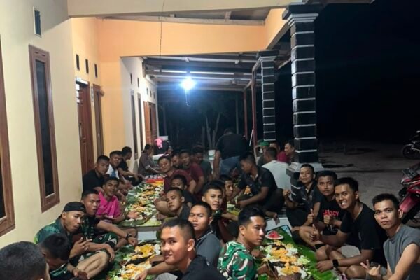 Malam Penuh Keakraban, Satgas TMMD dan Warga Desa Deniang Larut dalam Kebersamaan