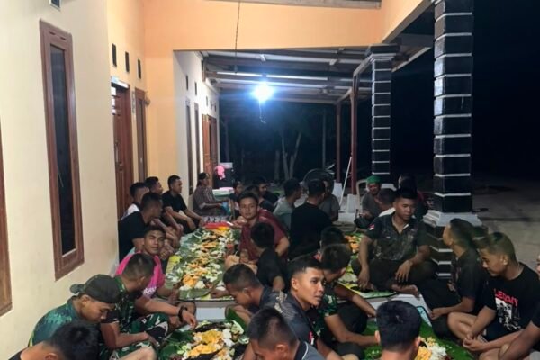 Bakar-Bakar Bersama Warga, Satgas TMMD Ke-129 Perkuat Kemanunggalan TNI-Rakyat