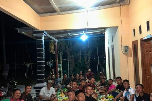 Lepas Penat Usai Bekerja, Satgas TMMD dan Warga Desa Deniang Nikmati Hidangan Sederhana