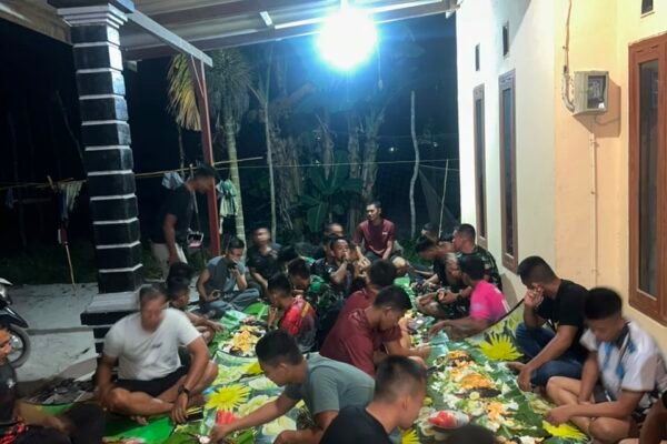Tanpa Sekat, Prajurit dan Warga Desa Deniang Duduk Bersama Nikmati Makan Malam
