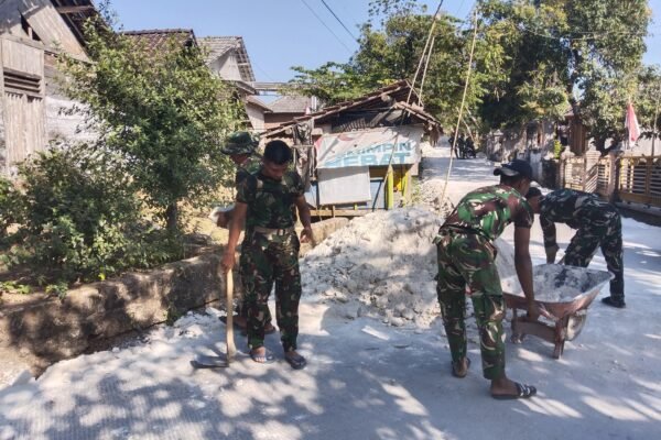 Semangat Pengabdian Satgas TMMD Kodim 0813/Bojonegoro Terlihat pada Penimbunan Jalan Kedung Pandan