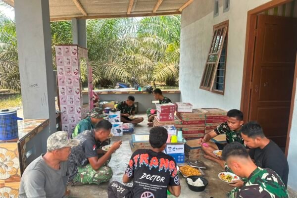 Makan Siang Bersama, Satgas TMMD 129 Kodim Bangka dan Pemilik RTLH Makin Akrab