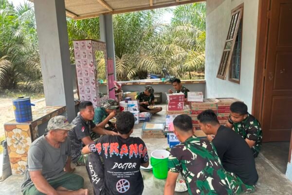 Teras Rumah Jadi Tempat Kebersamaan, Satgas TMMD 129 Kodim Bangka Makan Siang Bersama Warga Deniang