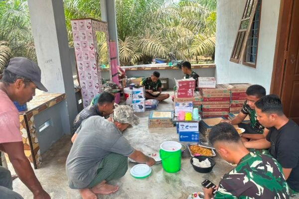 Kehangatan Makan Bersama Warnai Pelaksanaan TMMD 129 Kodim Bangka di Desa Deniang