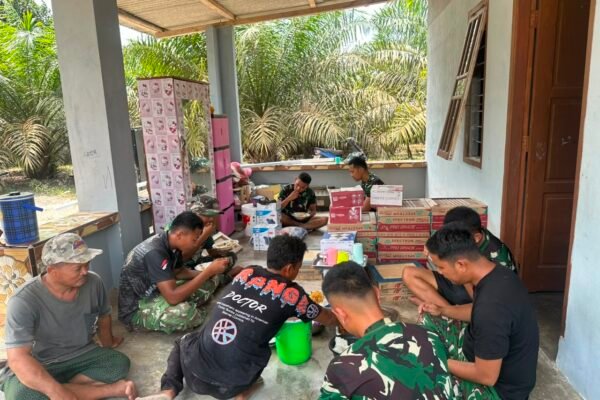 Satgas TMMD 129 Kodim Bangka Berbaur Tanpa Sekat, Makan Siang Bersama Pemilik RTLH