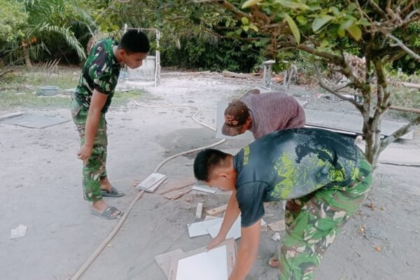 Rumah Pak Ardiansyah Makin Kokoh, Satgas TMMD 129 Kodim 0413/Bangka Kebat Pemasangan Rangka Atap