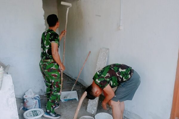 Satgas TMMD 129 Kodim 0413/Bangka Percepat Plester Dinding Rumah Pak Ardiansyah