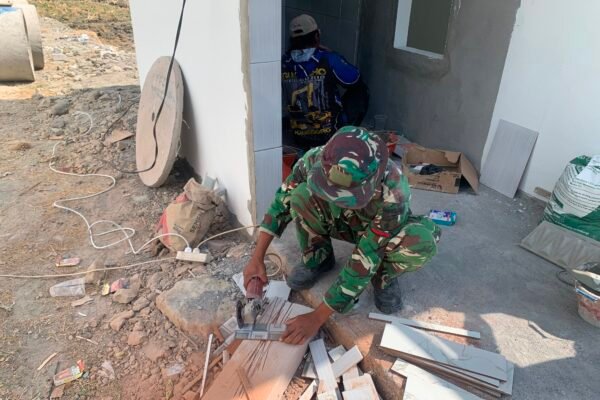 Kekompakan Satgas TMMD Kodim 0813/Bojonegoro Percepat Pembangunan Musala dan Toilet Desa Kesongo