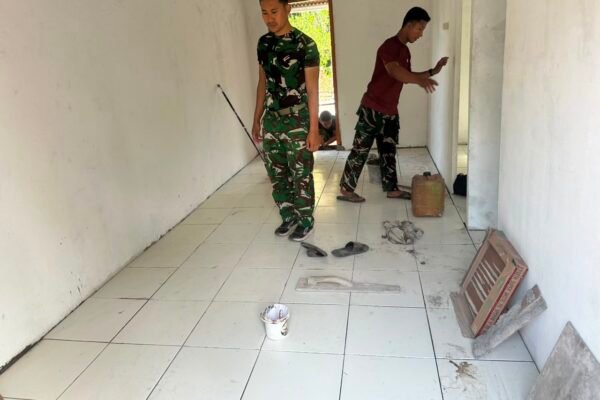 Rumah Ibu Rodiah Makin Nyaman, Satgas TMMD 129 Kodim 0413/Bangka Tuntaskan Lantai Ruangan