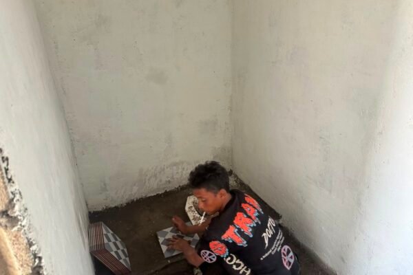 Bukan Sekadar Memasang Keramik, Satgas TMMD 129 Bangka Perhatikan Kualitas Rumah Ibu Rodiah
