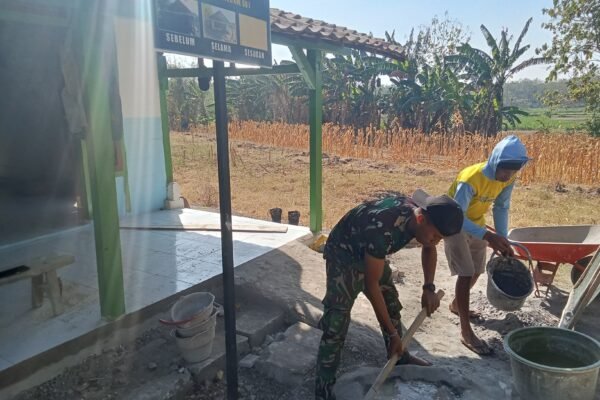 Satgas TMMD Kodim 0813/Bojonegoro Siapkan Adukan Semen untuk RTLH Bapak Kasiman