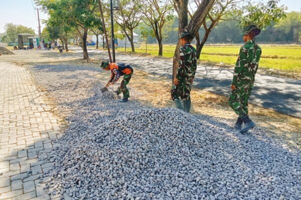 Kebersamaan TNI dan Warga Warnai Pembangunan Musala dan MCK TMMD Ke-129
