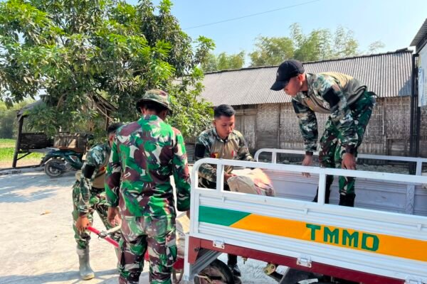Satgas TMMD Kodim 0813/Bojonegoro Distribusikan Material Bangunan ke Lokasi Sasaran