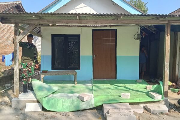 Masuki Tahap Finishing, Satgas TMMD Kodim 0813/Bojonegoro Cat RTLH Milik Ibu Saelah