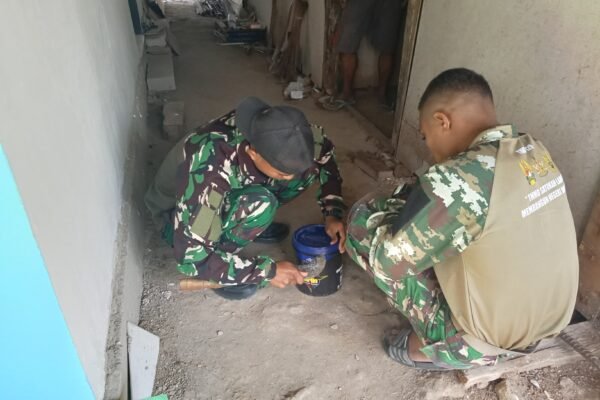 Satgas TMMD Percantik Rumah Ibu Saelah Lewat Tahap Pengecatan RTLH