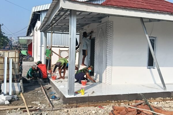 Kemanunggalan TNI dan Rakyat Terlihat Nyata dalam Pembangunan Musala dan MCK di Kesongo–Sukorame