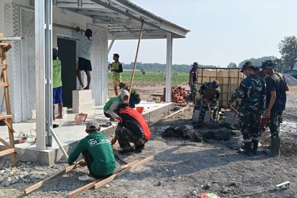 Kebersamaan Satgas TMMD dan Warga Wujudkan Pembangunan Musala serta Fasilitas MCK
