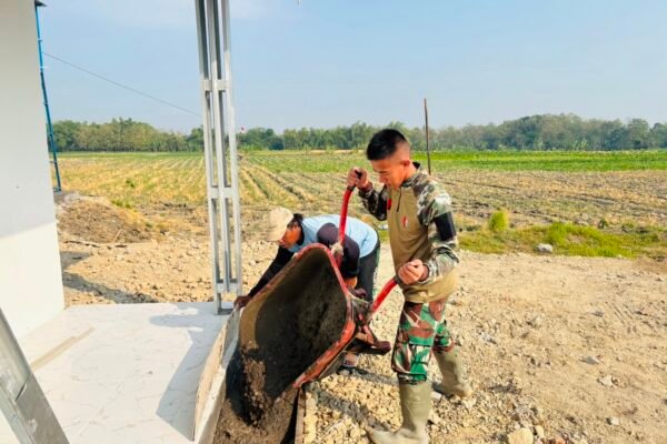 Satgas TMMD Kodim 0813/Bojonegoro Laksanakan Pengecoran Teras Musala dan Toilet di Desa Kesongo