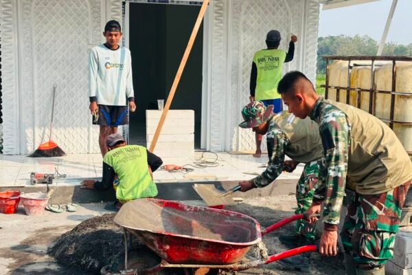 Tahap Pengecoran Teras Warnai Pembangunan Musala dan Toilet TMMD Ke-129